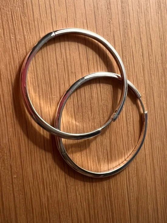 Mejuri - Silver Hoop Earrings - Classic Thin Hoops - Picture 2 of 2